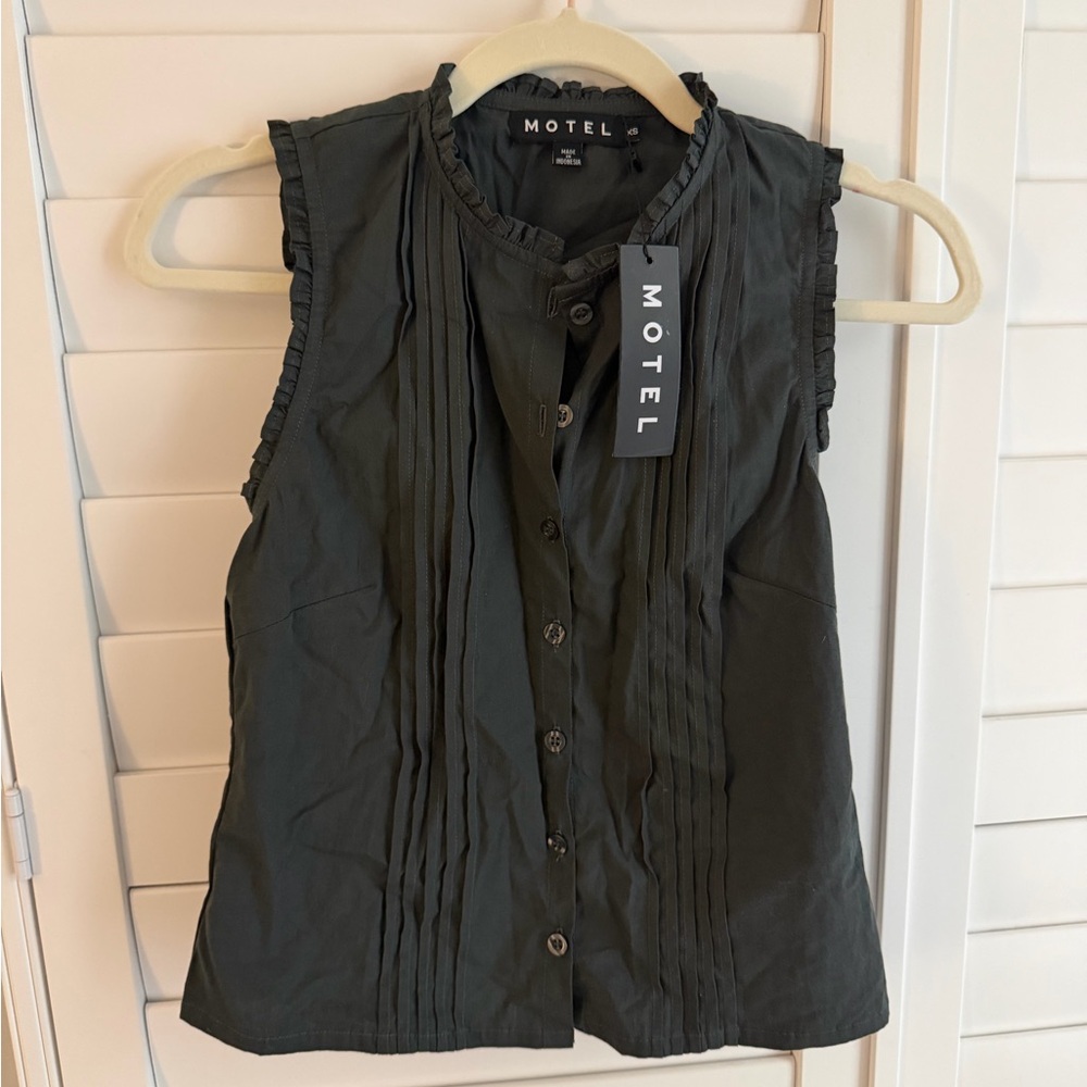 Motel Rocks Black Sleeveless Pintuck Ruffle Button-Up Camisole